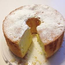 Scopri la ricetta per preparare un goloso ciambellone americano, decorato con crema nutella e mascarpone, granella di nocciole e ciuffetti di panna. Ciambellone Americano Alias Chiffon Cake Pentole Poesie