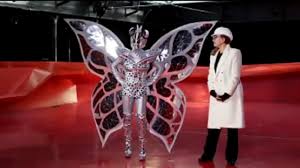 Fan page the masked singer in italia, il cantante mascherato 🦹🏼‍♀️ #themaskedsingeritalia #ilcantantemascherato. Il Cantante Mascherato Chi E La Farfalla Gli Indizi Non Lasciano Dubbi