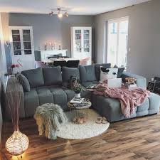 Das dach liegt auf dem boden auf, die nordseite besteht zu 75% aus glas, gegenüber und auf der westseite ist jeweils eine tür. Big Sofa Kuschelige Wohnideen Bei Couch