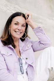 She is an actress and producer, known for amores possíveis (2001), a glória e a graça (2017) and pecado capital (1998). Como Artista Estou No Momento Mais Criativo E Produtivo De Toda A Minha Historia Diz Carolina Ferraz Vogue S Idade