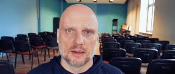 Delikatnie rub oleju dziecka na tatuaż, aż zgaśnie. Szustak Youtube Dzis