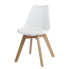 Étant donné les prix conséquents d'un canapé ou d'un set de chaise, l'idée de développer des housses pour redonner un nouveau souffle à son intérieur est apparue comme une évidence. Chaise Style Scandinave Blanche Et Chene Massif Ice Maisons Du Monde