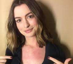 Getty images.anne hathaway appears to be one of few leading ladies who is comfortable wearing her hair down and relatively unstyled to major events. Going Back To Her Roots Anne Hathaway Has Brown Hair