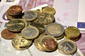 Leul românesc costă cinci lei, cu un ban mai mult. Euro Se Vinde Aproape De 4 7 Lei La Casele De Schimb Bancare