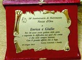 Quando una coppia arrivava ai 25 anni di unione, le famiglie e gli amici omaggiavano la sposa ponendo una corona d'argento sul suo capo in segno di felicitazione per la durata delle nozze. 51 Idee Su Anniversario Di Matrimonio Anniversario Di Matrimonio Matrimonio Anniversario