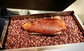 Cuisine Nouveau Mode De Finition De Cuisson Sur Du Foin Sur Des Coques De Noix Des Noyaux D Olives Ou Des Cosses D Amandes Mode Ou Tendance Food Sens