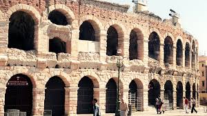 But once upon a time, when the romans built it, the monument was located at the margins of the urban area, outside the circle of. Opernfestspiele In Verona Geplant Antike Arena Soll 2021 Wieder Offnen News Und Kritik Br Klassik Bayerischer Rundfunk