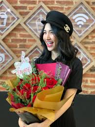 Sau bao nhiêu ngày chỉ để dân tình nhìn thấy bóng lưng thì cuối cùng hòa minzy cũng để mọi người thấy rõ mặt của bo vào ngày sinh nhật mình. Hoa Minzy Wikipedia Tiáº¿ng Viá»‡t
