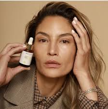 סרום ג'נסי למה ויטמין סי הוא קריטי בשגרת הטיפוח בקיץ? שבחוץ מתחיל להתחמם  והשמש כבר כאן, אנחנו נתחיל להוריד קצת במינונים של שימוש בחומצות ורטינואידים  למינהם, ועדיין נרצה להגן על העור ולדאוג