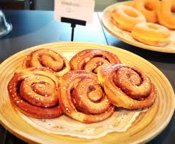 Zimtschnecken Kanelbullar Originalrezept Aus Schweden Zimtbrotchen Rezept Zimtschnecken Und Kanelbullar Rezept