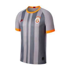 Gelecek sezon seremoni ceketi olarak galatasaray'ın yeni parçalı forması ton farkıyla oluşturulmuş çubuklu desenlerden oluşacak. Jersey Nike Galatasaray Sk Breathe Stadium Tercera Equipacion 2019 2020 Atmosphere Grey Pepper Red Futbol Emotion