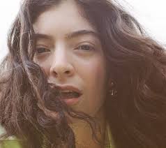 Fifteen minutes before mood ring premiered on youtube, lorde hosted a livestream and answered questions about solar power , which arrives aug. 7s Pgbc2qmsxjm
