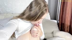 Mulher deslumbrante com grandes peitos naturais fazendo s...