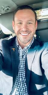 Daniel Veale's Instagram, Twitter & Facebook