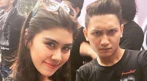 Billy syahputra (born 16 january 1991) is an indonesian actor, presenter, and comedian. Billy Syahputra Kembali Pacaran Dengan Syahnaz Sadiqah Entertainment Fimela Com