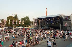 Rock for people 2015 startte op donderdag 04 juni 2015. Folk For People Aneb Pisnickari Si Podmanili Plzen Musicserver Cz