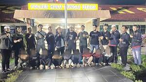 Gadis 16tahun di hsu digilir 17 pria.10 tersangka berhasil diamankan viral. Gadis 16 Tahun Di Hsu Digilir 17 Pria 10 Tersangka Berhasil Diamankan Wartabanjar