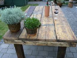 Gartenterrasse Aus Altem Bauholz Selbermachen Ideen Holztisch Garten Palettentisch Garten Gartentisch Holz