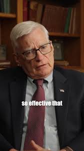 Blue-green algae can look like grass clippings floating in the water,  clumps/puffballs or green cottage cheese. It can also make the water appear  like spilled green paint or green pea soup. Blue-green