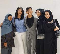 Born 29 april 1938 in alor setar, kedah) is a malaysian politician, businessman and former finance minister of malaysia from 1984 to 1991. Cantiknya Kekasih Baru Ismail Izzani