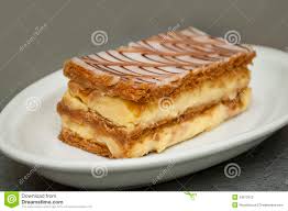 Eine tasse und ein französisch presse mit schwarzem und ein stück kuchen auf einem holztisch. Franzosischer Mille Feuille Kuchen Stockfoto Bild Von Platz Geback 43972612