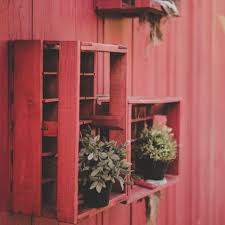 Gri ile yoğun pembe kullanımı ortamın boğulmasına sebep olur. Kirmizi Duvar Boyasina Uygun Dekorasyonun Puf Noktalari Biboya Com Tr