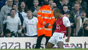 Thierry henry believes cristiano ronaldo, not javier hernandez, deserved all the credit for real madrid's dramatic winner against atletico madrid. Throwback Arsenal On Twitter Thierry Henry Celebrated His Goal In In Front Of The Away Fans The Iconic Celebration Has Been Famously Recreated As A Statue Outside The Emirates Stadium Arsenal Nld