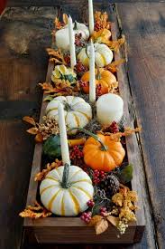 Herbst Deko Basteln Holz Kasten Gestalten Kuerbis Weiss Orange Tafelkerzen Herbst Tischdekoration Herbstliche Tischdeko Herbst Dekoration