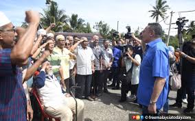 Ahmad zahid hamidi menyampaikan bantuan 'one off' kepada bekas tentera tidak berpencen di majlis perlancaran persatuan. Pesara Atm Kecewa Kerajaan Ph Kurangkan Bantuan Rm1 200 Jadi Rm500 Free Malaysia Today Fmt