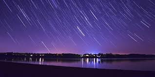 Sternschnuppen können nachts in meteorschauern auftreten, wenn der himmel wolkenlos ist. Perseiden Sternschnuppen Heute Besonders Gut Zu Sehen Wir Pflugen Mit Der Erde Durch Sie Durch Ingenieur De