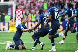 Tous les quatre ans, la planète entière retient son souffle pour acclamer les 32 équipes qui ont la avec nos statistiques, vous pourrez également tout connaître des équipes de la coupe du monde 2018, pour peaufiner vos meilleurs pronostics avant le. Photos Coupe Du Monde 2018 Ces 45 Cliches Du Sacre Des Bleus Pour L Eternite Football Maxifoot