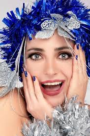 Donna Gioiosa Con Bouquet Di Tulipani Gialli in Un Parco in Fiore. Donna  Felice Con Dei Fiori Nel Parco Primaverile. Ritratto a Pi Immagine Stock