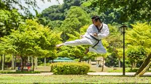 Il realtà il jeet kune do ideato da bruce lee e derivato dal kung fu cinese è l'arte marziale più efficiente che esista:è stata il precursore dell'mma ma in questo caso viene utilizzata per scopi ludici,sportivi ed esaltandone solo il lato violent. Difesa Personale Migliori Arti Marziali Per Autodifesa Pg Magazine
