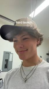 Maddox Batson y su novia en un divertido video de golf