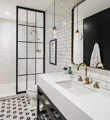When it comes to tiles, size matters. Desain Interior Industrial Yang Simpel Dan Easy Going White Bathroom Designs White Subway Tile Bathroom Bathroom Mirror Design