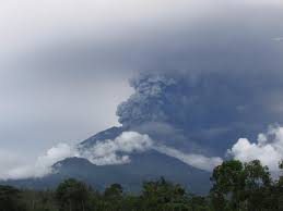 Menurut pantauan pusat vulkanologi dan mitigasi bencana geoglogi (pvmbg), gunung agung bali terpantau aktif mengeluarkan hembusan asap tebal ke angkasa. Letusan Gunung Agung Dan Pariwisata Bali Historia
