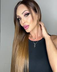 Спорт , репетиция , записи , грим , прическа , пътуване за участие или  концерт …