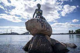 Passage obligé (ou pas) de tout séjour à copenhague, la statue de la petite sirène est installée au bord de l'eau depuis 1913. La Petite Sirene De Copenhague Vandalisee La Presse