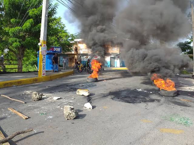 Segundo día de paro en Licey al Medio por asfalto y contra alzas alimentos