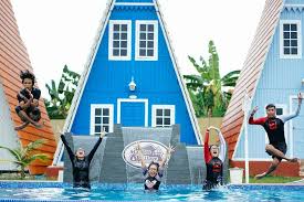 Tidak hanya desain ruangan saja, bagian luar rumah. Masbro Village Tempat Menginap Instagenic Di Malaka