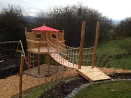 Sitzpodest Mit Hangebrucke Aus Robinie Und Larche Hangebrucke Traumgarten Garten Gestalten