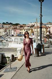 Jeanne Damas Veste Macacao Estampado Vinho Com Decote V Bolsa De Palhha Espadrilled Oculos De Sol Batom Vermel Fashion Jeanne Damas Style French Girl Style