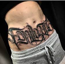 pin de amanda valter em lettering tatuagem barriga tatuagem tatuagem costela masculina