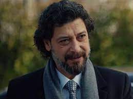 Lise eğitiminden sonra ankara üniversitesi'nde tiyatro üzerine eğitim aldı. Kurtlar Vadisi Pusu Mufettis Richard Kane Erdinc Gulener Kimdir Gercek Ismi Rolu Oldu Mu Ayrildi Mi