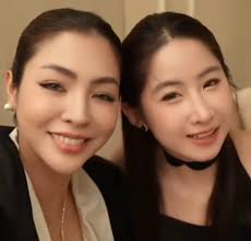 Faye básicamente está dedicando su canción favorita junto al post de  cumpleaños de Yoko "Feliz cumpleaños mi dulce niña y estoy aquí para ti  como siempre" y Yoko repostenado con una canción