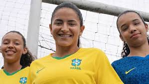 Em sua existência centenária, a seleção brasileira teve nomes emblemáticos vestindo a camisa 9, alguns diretamente responsáveis pelas maiores glórias mundiais da canarinho. Selecao Brasileira Feminina Lanca Novo Uniforme E Retira As Cinco Estrelas Do Escudo