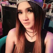 Beginilah rumah sederhana yang dihuni oleh pasangan suami istri yang hits, nella kharisma dan dory harsa. Nella Kharisma Photos 7 Of 12 Last Fm