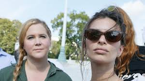 Emily Ratajkowski y Amy Schumer fueron detenidas en una manifestación en  Washington D.C