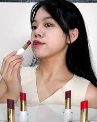 A simple touch of shine goes a long way with the new Revlon Super Lustrous  Glass Shine Balm✨ Loving how this balm keeps my lips moisturized all day  with a pretty glossy