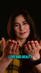 Fuertes, luchadoras, cariñosas e incondicionales. Women represent strength,  love and beauty. 💕 . . #frases #motivation #mujeres #mothers  #saracamachouta #diadelamadre